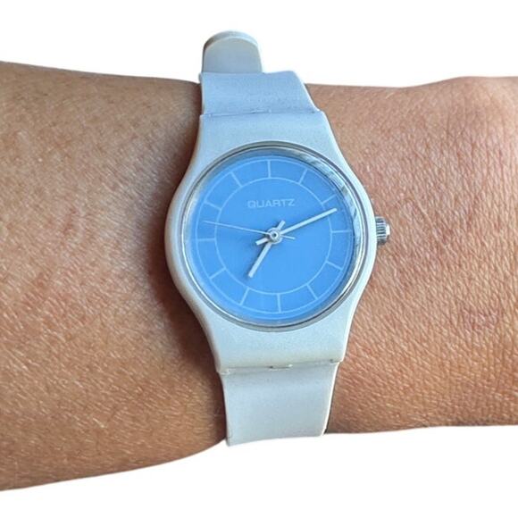 Avon Accessories - Vintage 1986 white blue face Avon Up To The Minute Quartz Watch new battery